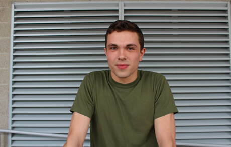 Le jeune garçon Poleski pose nu à l