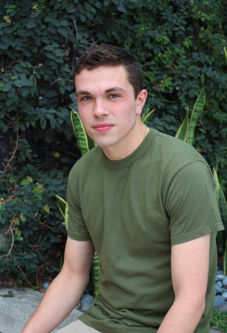 Le jeune garçon Poleski pose nu à l