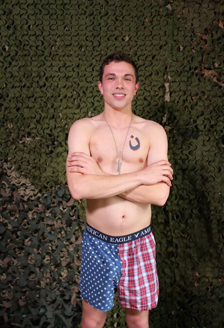 Le jeune garçon Poleski pose nu à l