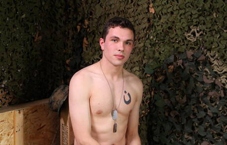 Le jeune garçon Poleski pose nu à l