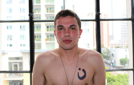 Le jeune garçon Poleski pose nu à l