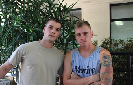 かなりアメリカ人の男の子のトゥインクライアンジョーダンとよくできたプリンストンプライスが屋外でハードアナルセックスをする