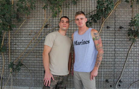 かなりアメリカ人の男の子のトゥインクライアンジョーダンとよくできたプリンストンプライスが屋外でハードアナルセックスをする