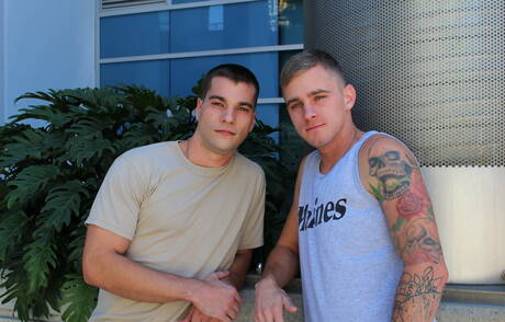 かなりアメリカ人の男の子のトゥインクライアンジョーダンとよくできたプリンストンプライスが屋外でハードアナルセックスをする