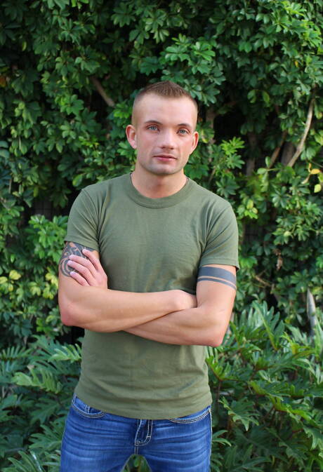 帥哥Leo Wyatt在戶外裸體擺造型