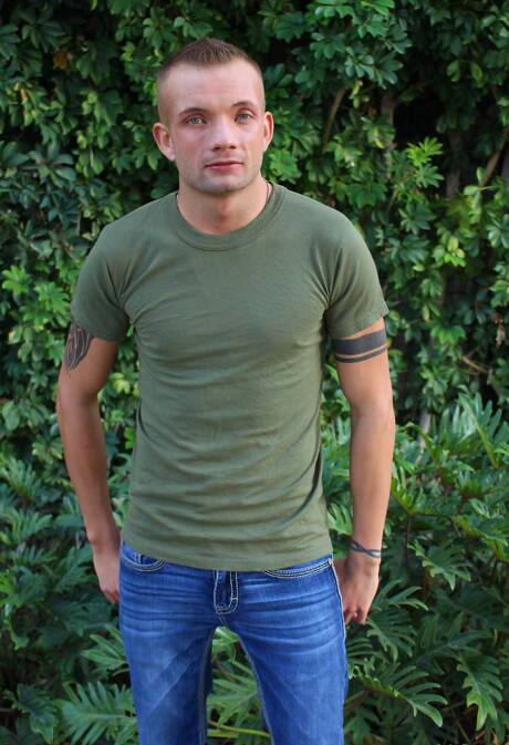 帥哥Leo Wyatt在戶外裸體擺造型