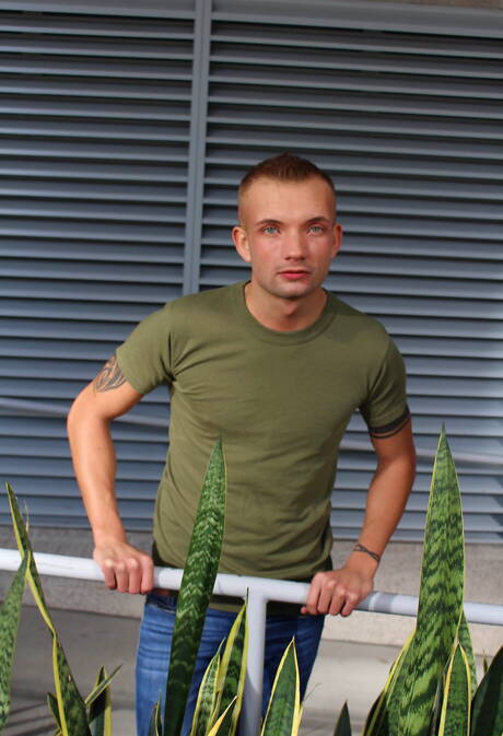 帥哥Leo Wyatt在戶外裸體擺造型