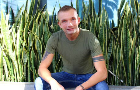 帥哥Leo Wyatt在戶外裸體擺造型