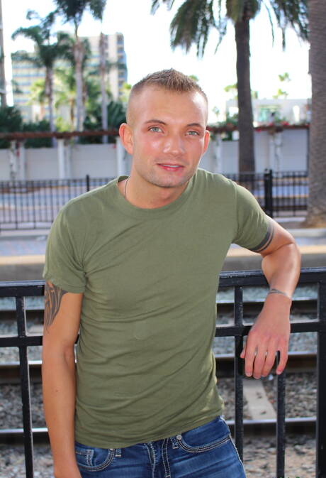 帥哥Leo Wyatt在戶外裸體擺造型