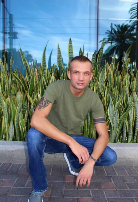 帥哥Leo Wyatt在戶外裸體擺造型