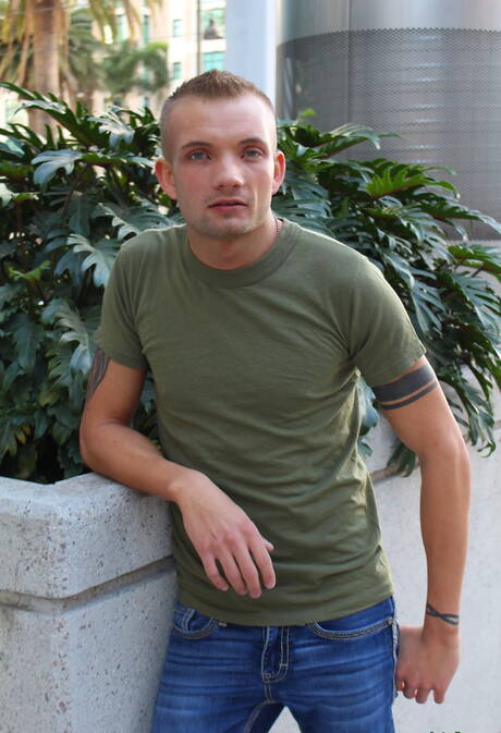 帥哥Leo Wyatt在戶外裸體擺造型