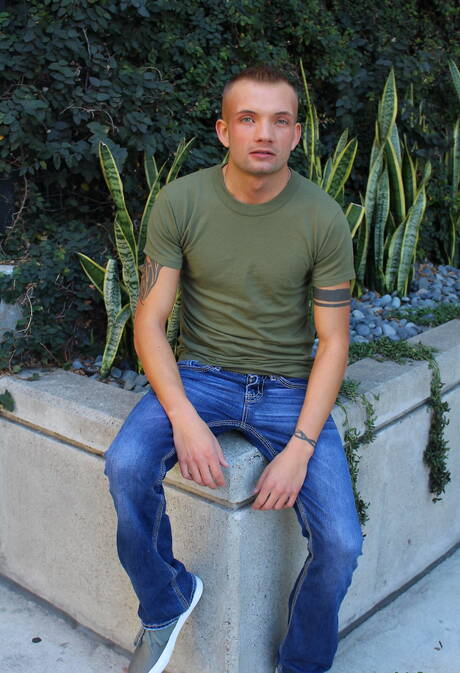 帥哥Leo Wyatt在戶外裸體擺造型