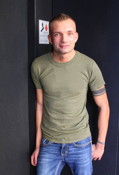 帥哥Leo Wyatt在戶外裸體擺造型