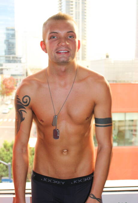 帥哥Leo Wyatt在戶外裸體擺造型