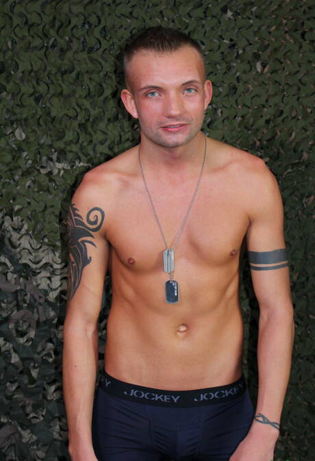 帥哥Leo Wyatt在戶外裸體擺造型