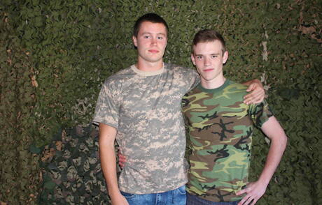 Hete Amerikanen, hengst Scott Finn en knappe Damien Nichols in harde anale seks in de buitenlucht