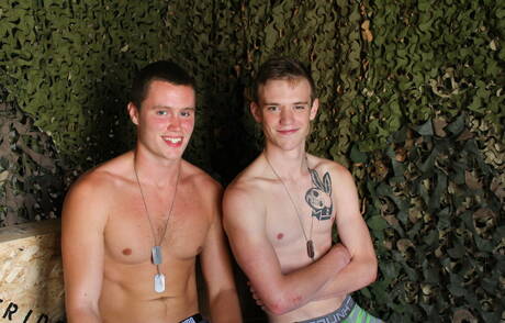 Hete Amerikanen, hengst Scott Finn en knappe Damien Nichols in harde anale seks in de buitenlucht