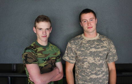 Hete Amerikanen, hengst Scott Finn en knappe Damien Nichols in harde anale seks in de buitenlucht