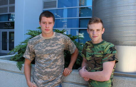 Hete Amerikanen, hengst Scott Finn en knappe Damien Nichols in harde anale seks in de buitenlucht