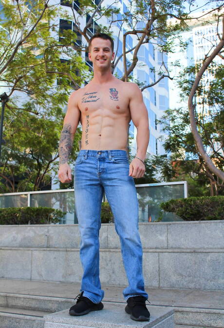 Amerykański muskularny Quentin Gainz bawi się zabawką erotyczną na zewnątrz