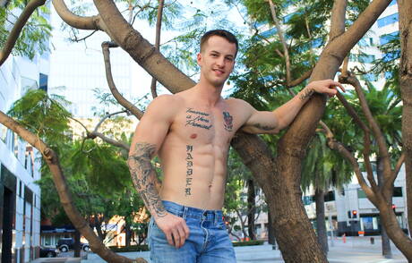 Amerykański muskularny Quentin Gainz bawi się zabawką erotyczną na zewnątrz