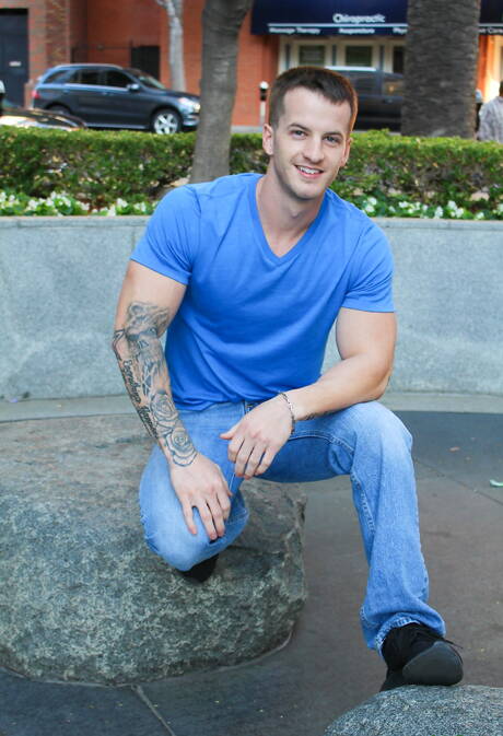 Amerykański muskularny Quentin Gainz bawi się zabawką erotyczną na zewnątrz