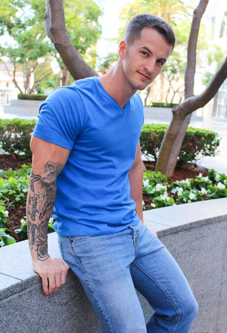 American beefy Quentin Gainz play with sex toy outside