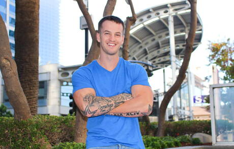 Amerykański muskularny Quentin Gainz bawi się zabawką erotyczną na zewnątrz