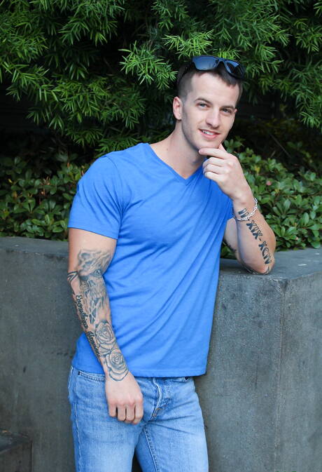 Amerykański muskularny Quentin Gainz bawi się zabawką erotyczną na zewnątrz