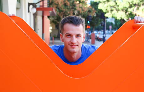 Amerykański muskularny Quentin Gainz bawi się zabawką erotyczną na zewnątrz