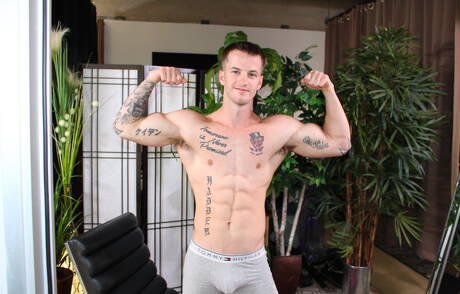 Amerykański muskularny Quentin Gainz bawi się zabawką erotyczną na zewnątrz