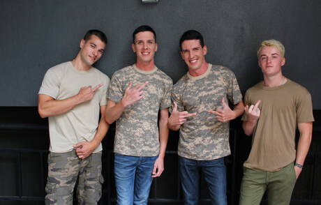 Jeune orgie militaire avec Dominic, Princeton, Michael et Jacob tatoués
