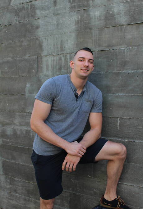 De gespierde Johnny B masturbeert buiten