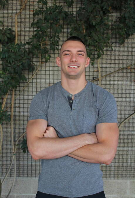 De gespierde Johnny B masturbeert buiten