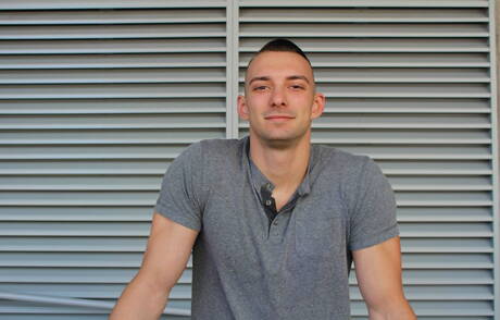 De gespierde Johnny B masturbeert buiten