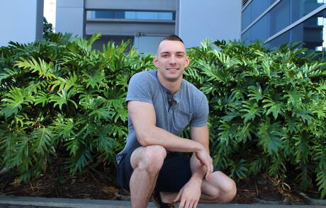 De gespierde Johnny B masturbeert buiten