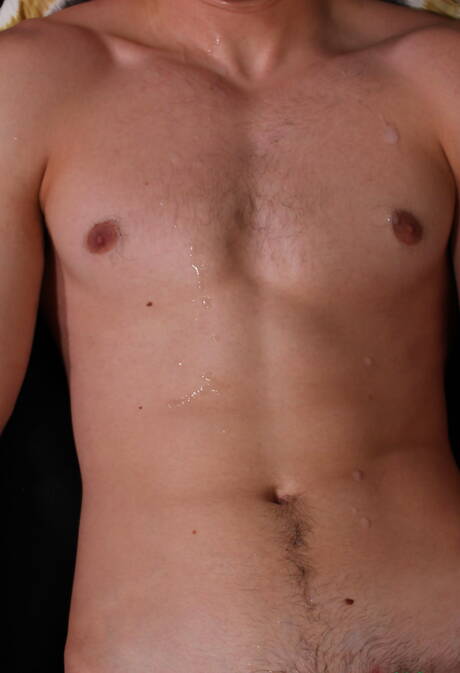 De gespierde Johnny B masturbeert buiten