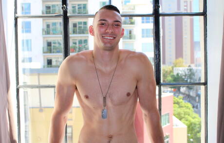 De gespierde Johnny B masturbeert buiten