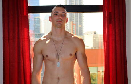 De gespierde Johnny B masturbeert buiten