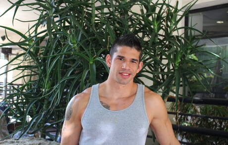 Der amerikanische Hengst Jason Richards wichst seinen Schwanz draußen