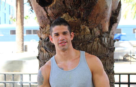 Der amerikanische Hengst Jason Richards wichst seinen Schwanz draußen