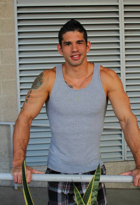 Der amerikanische Hengst Jason Richards wichst seinen Schwanz draußen