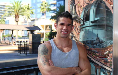 Der amerikanische Hengst Jason Richards wichst seinen Schwanz draußen