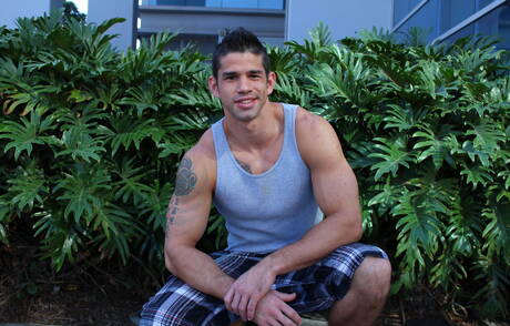 Der amerikanische Hengst Jason Richards wichst seinen Schwanz draußen