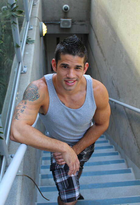 Der amerikanische Hengst Jason Richards wichst seinen Schwanz draußen