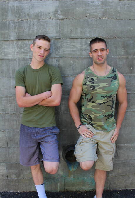 Mili amerykańscy faceci, umięśniony Scott Finn i dobrze zbudowany Mathias kochają się na zewnątrz