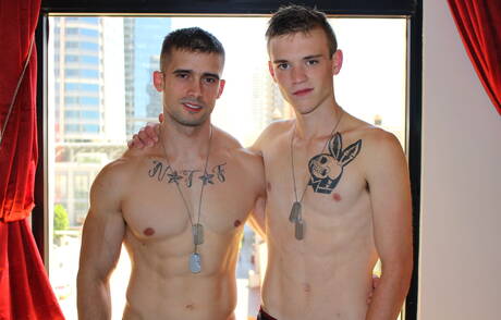 Mili amerykańscy faceci, umięśniony Scott Finn i dobrze zbudowany Mathias kochają się na zewnątrz