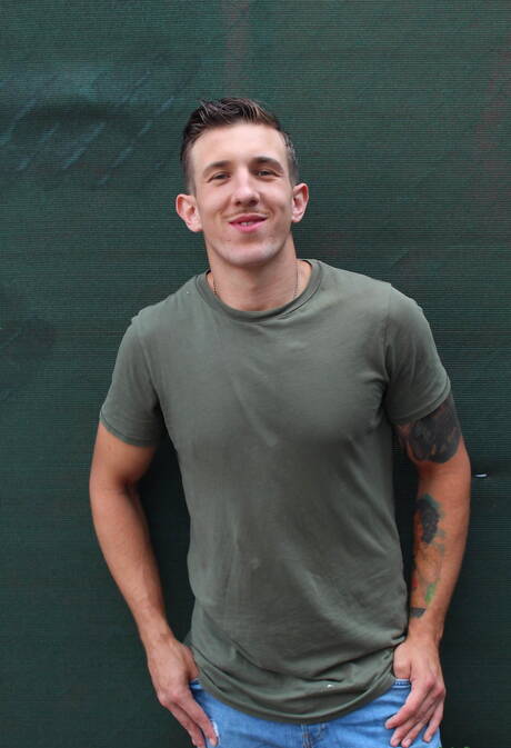 Die versauten Kumpels Ryan Jordan, Richard Buldger und Max V haben harten Dreier-Sex im Freien