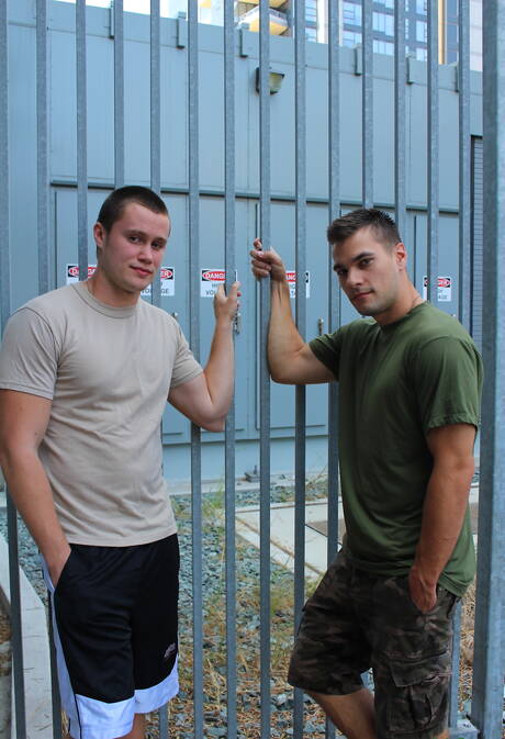 Piękni amerykańscy chłopcy, twardy facet Princeton Price i twardy facet Damien Nichols w twardym seksie analnym na zewnątrz