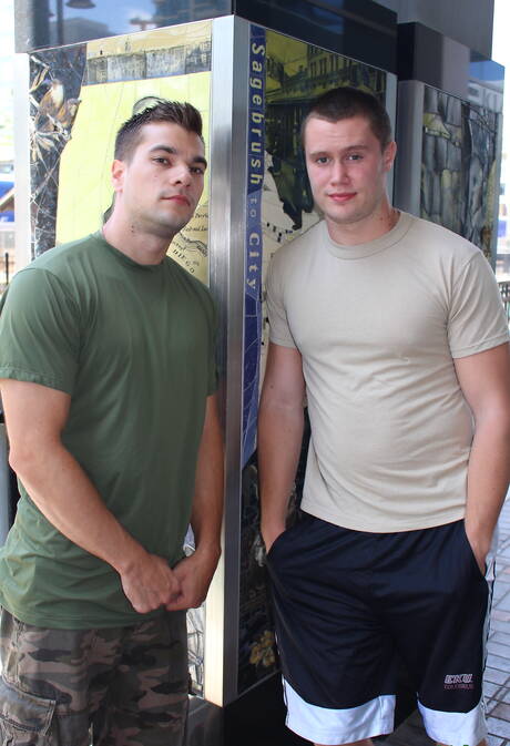 Piękni amerykańscy chłopcy, twardy facet Princeton Price i twardy facet Damien Nichols w twardym seksie analnym na zewnątrz